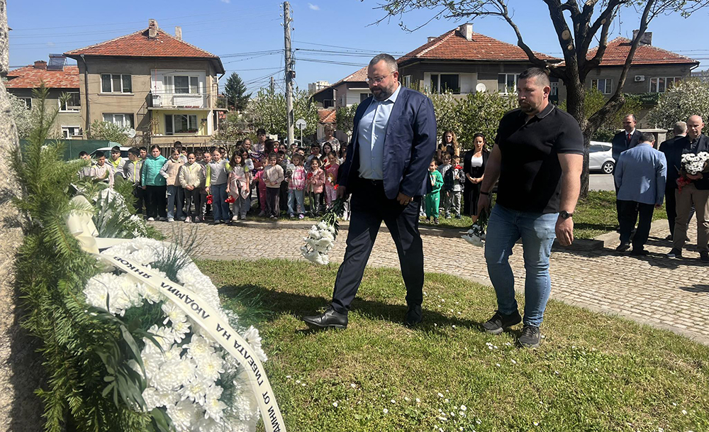 Кюстендил се поклони пред паметта на алпинистите Людмил Янков и Стоян Наков Кюстендил се поклони пред паметта на алпинистите Людмил Янков и Стоян Наков - Инфомрежа