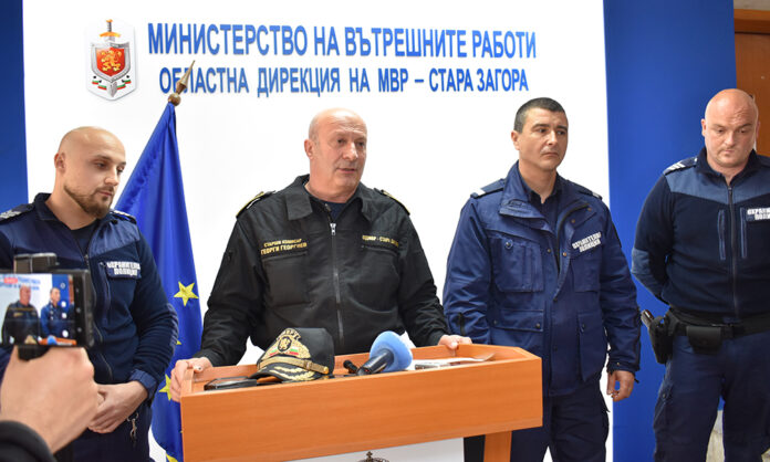 Полицаи спасиха мъж, опитал да скочи от 8 етаж на болница