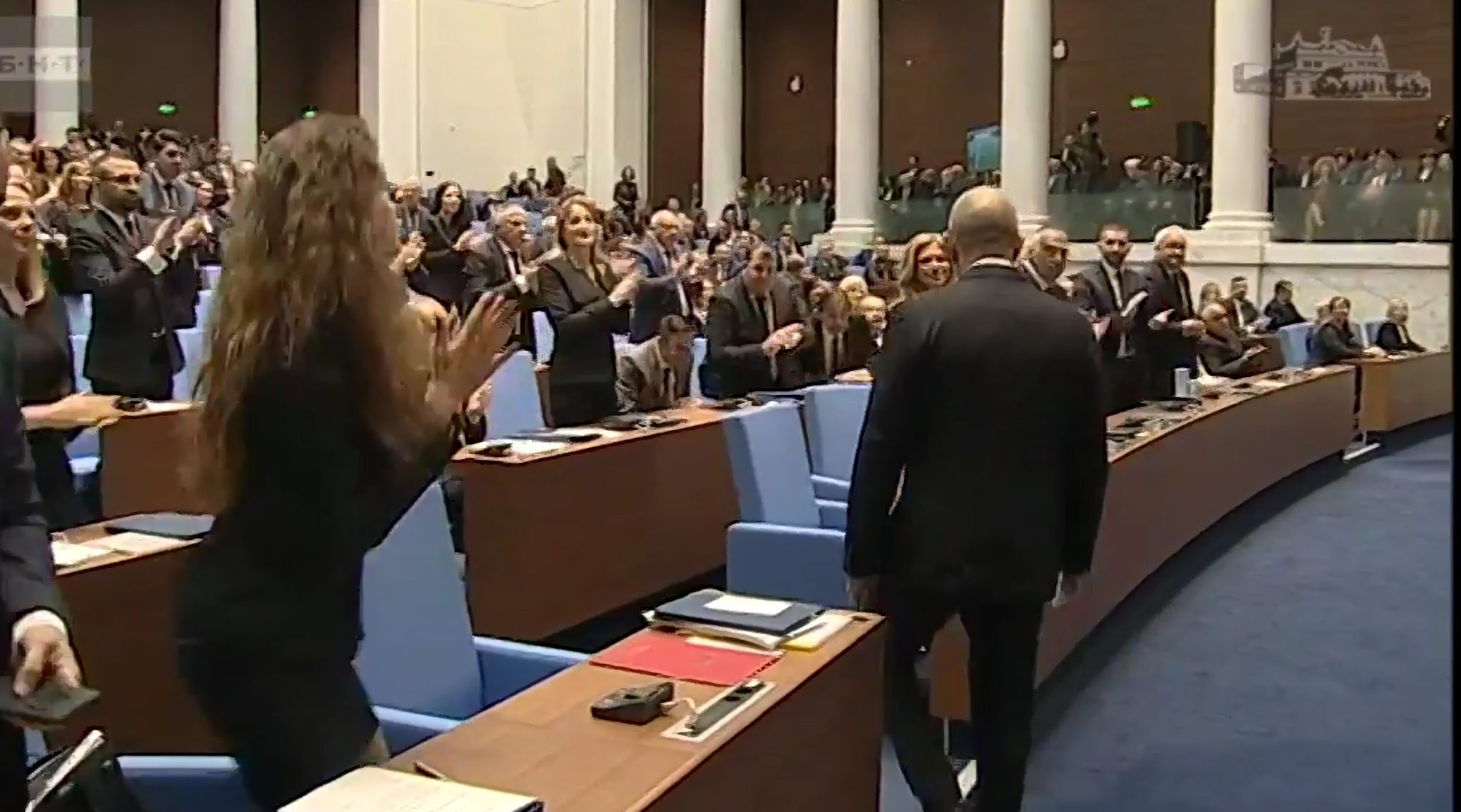 Радев влезе с аплодисменти в НС, депутатите се заклеха! Радев влезе с аплодисменти в НС, депутатите се заклеха! - Инфомрежа