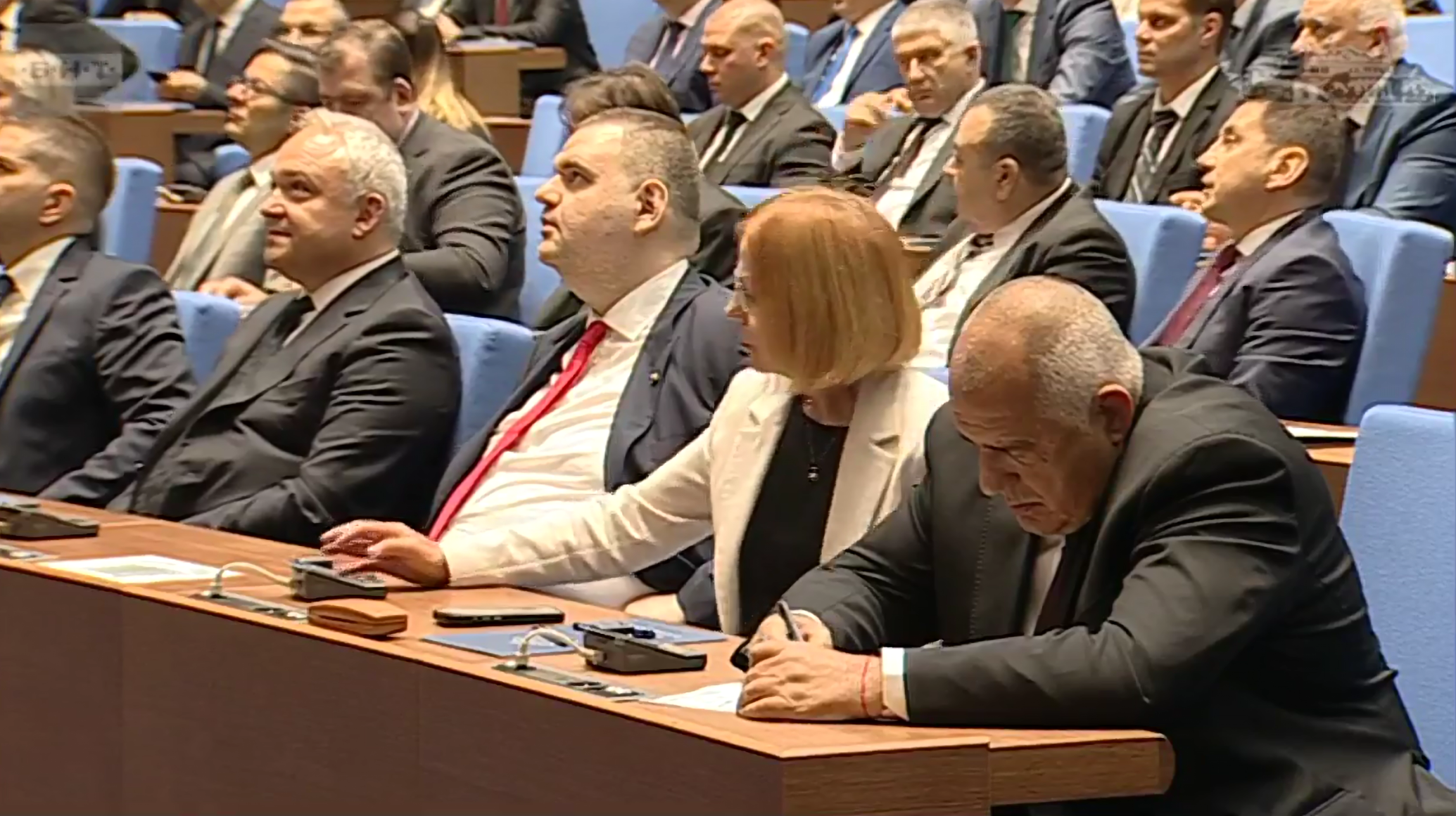Демерджиев търси Пеевски в Кърджали, намери го в НС, седнаха на първи ред Демерджиев търси Пеевски в Кърджали, намери го в НС, седнаха на първи ред - Инфомрежа