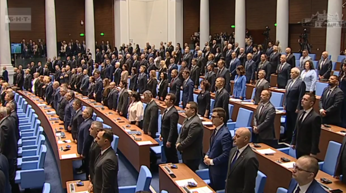 Радев влезе с аплодисменти в НС, депутатите се заклеха!