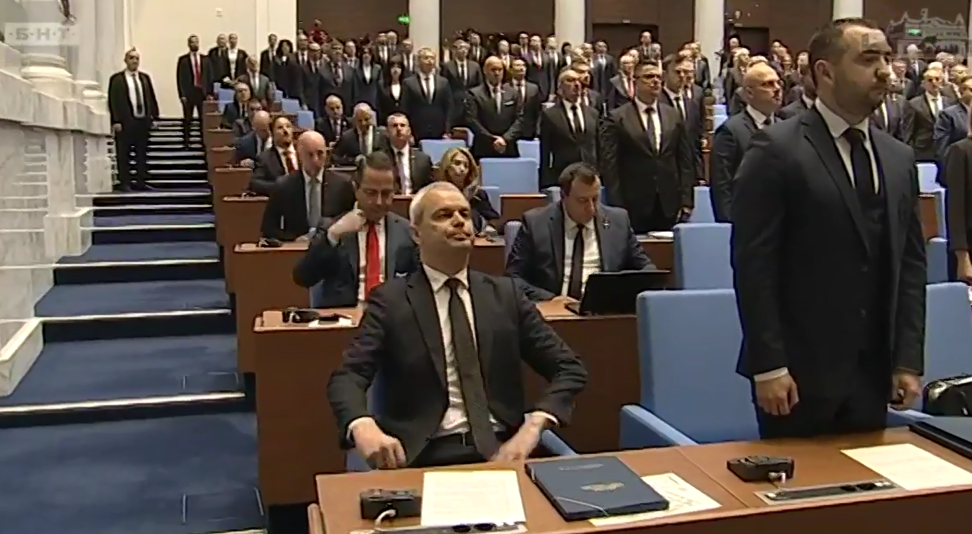 Радев влезе с аплодисменти в НС, депутатите се заклеха! Радев влезе с аплодисменти в НС, депутатите се заклеха! - Инфомрежа