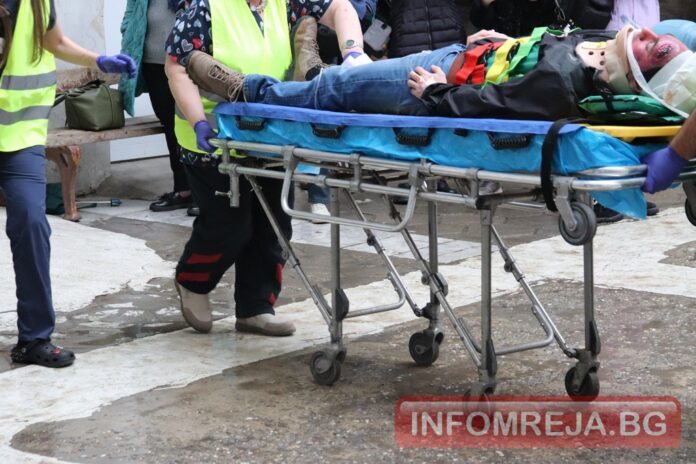 Кола се вряза в паркирано на бензиностанция БМВ, майка и бебе са ранени