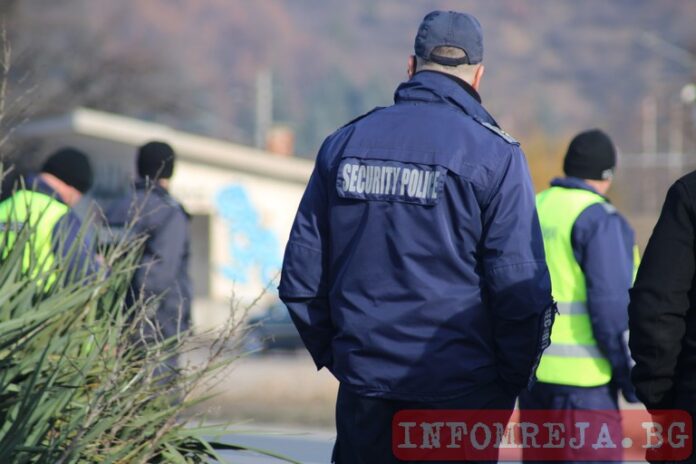 Мъжът, който блъсна полицай край Белица и избяга, остава в ареста