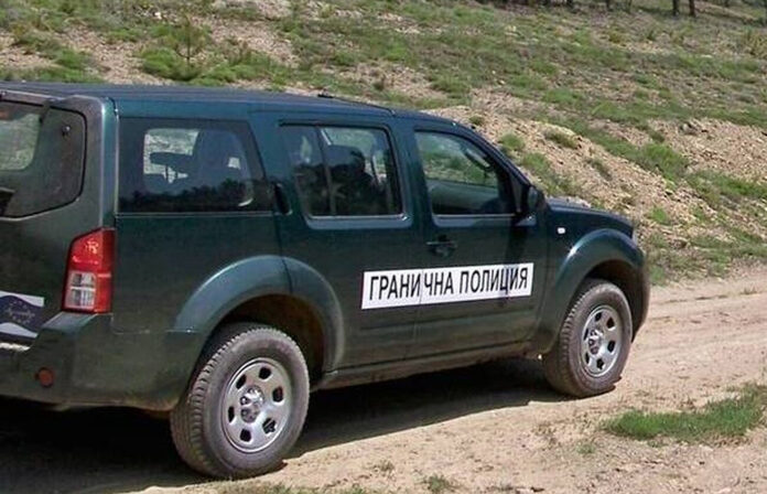 Задържаха двама гранични полицаи, превозвали 11 нелегални мигранти със служебен автомобил