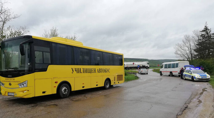 ПТП в Разградско: Автобус аварира, втори спира за помощ, а трети автомобил блъска водача