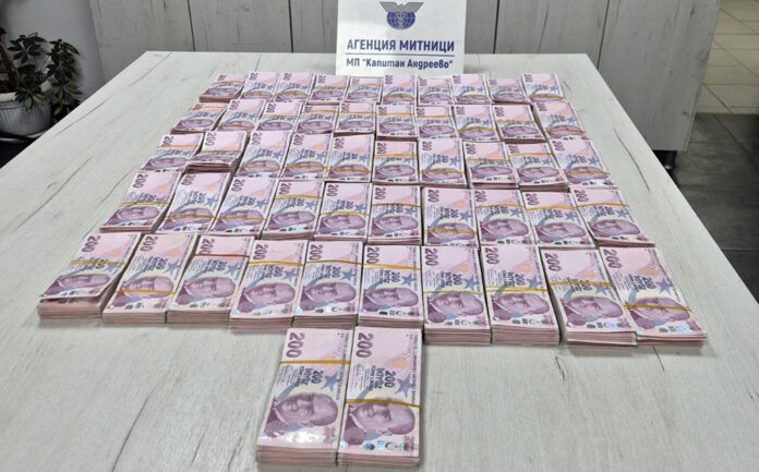 Митничари откриха 1 040 000 турски лири в автобус от Турция