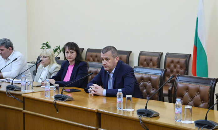 Министър Пеев изиска спешни доклади за безопасността в железопътния транспорт след инцидент край Горна Оряховица
