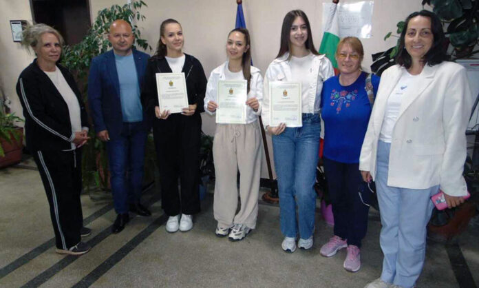 Три ученички от Сандански наградени, върнали изгубено златно колие
