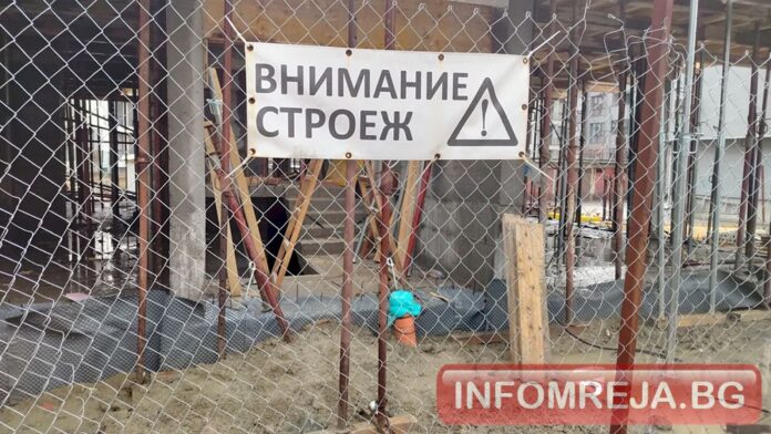Тежка трудова злополука в Симитли: 49-годишен мъж е в критично състояние след падане от покрив