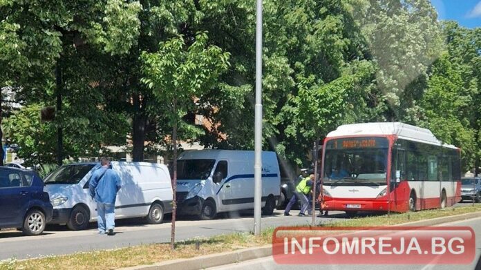 Пикап удари автобус от градския транспорт в Благоевград при маневра на заден ход