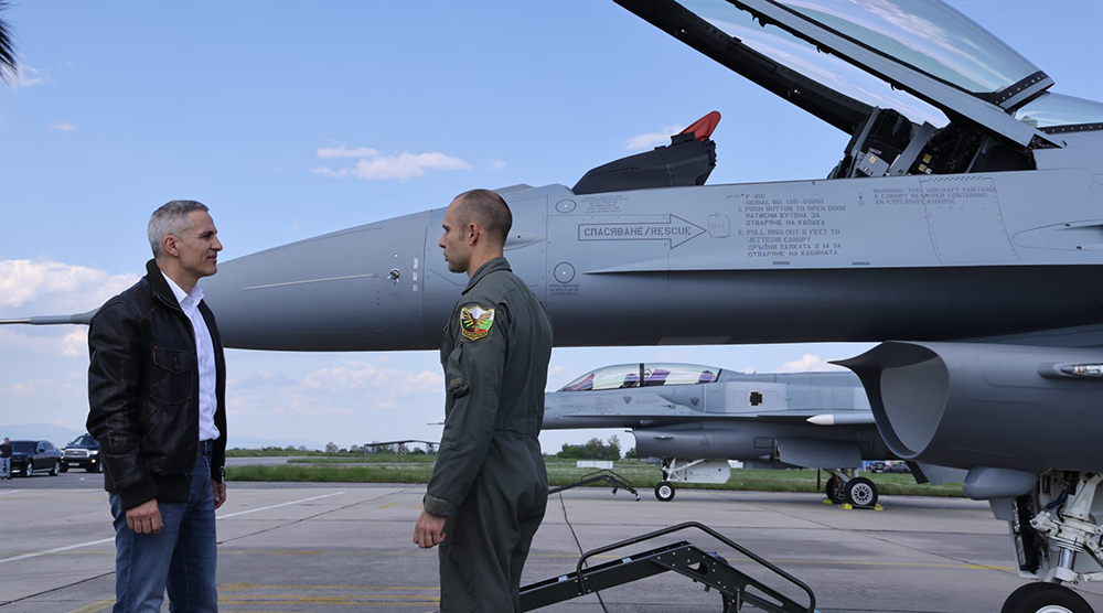 Премиерът Андрей Гюров инспектира инфраструктурата за F-16 в авиобаза „Граф Игнатиево“ Премиерът Андрей Гюров инспектира инфраструктурата за F-16 в авиобаза „Граф Игнатиево“ - Инфомрежа
