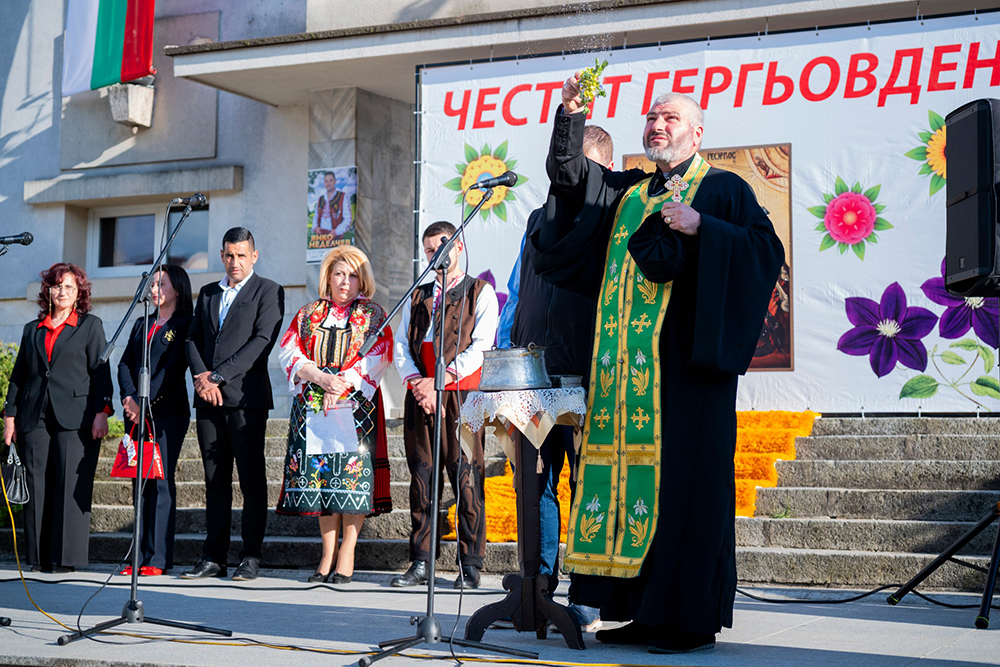 Традицията е жива: Обичаят „Топене на белези“ отново събра якорудчани за Гергьовден Традицията е жива: Обичаят „Топене на белези“ отново събра якорудчани за Гергьовден - Инфомрежа