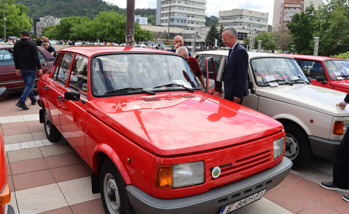 Над 250 ретро автомобила и мотоциклета превърнаха центъра на Благоевград в открит музей
