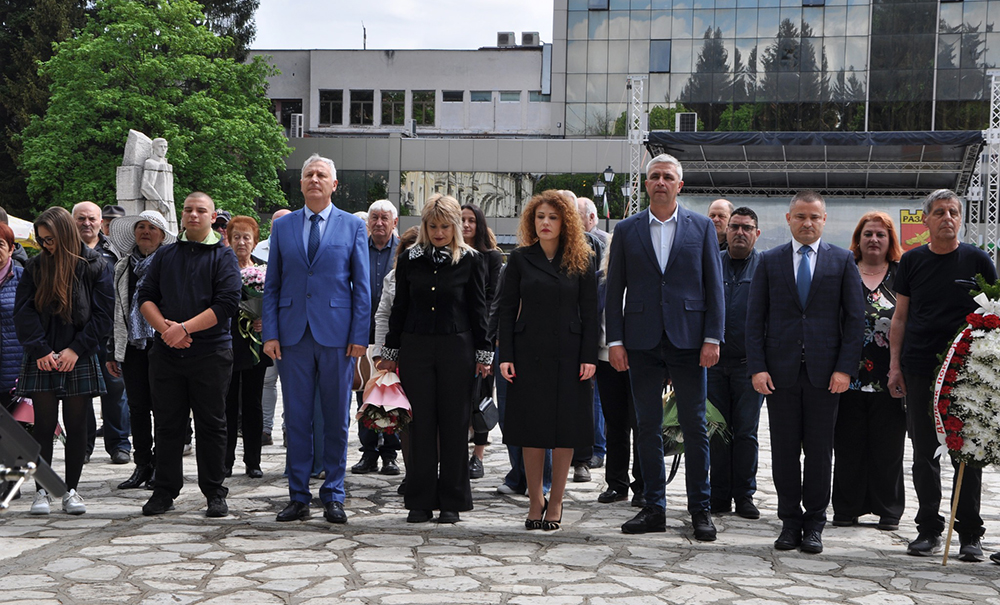 Разлог се поклони пред героите от Втората световна война и отбеляза Деня на Европа Разлог се поклони пред героите от Втората световна война и отбеляза Деня на Европа - Инфомрежа
