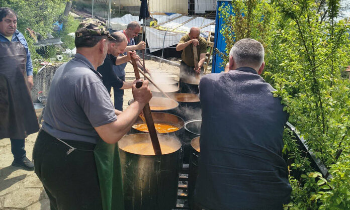 Осем казана с курбан събраха десетки миряни в Белица за Гергьовден
