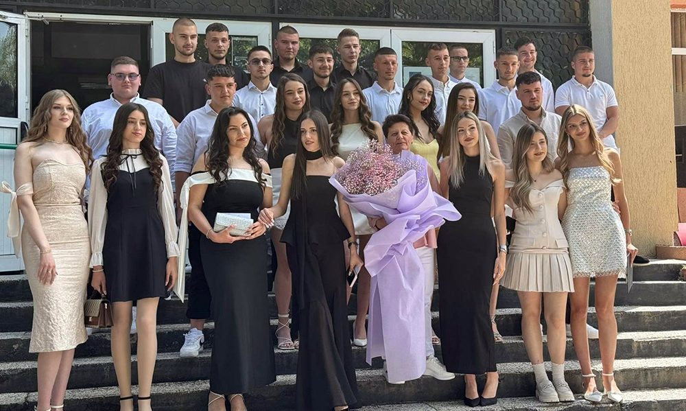 Старт на баловете в Сатовчанско: Абитуриентите от Вълкосел и Слащен се простиха с училищното знаме Старт на баловете в Сатовчанско: Абитуриентите от Вълкосел и Слащен се простиха с училищното знаме - Инфомрежа