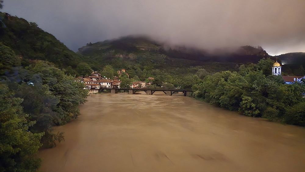 Воден ад във Велико Търново! Янтра преля, евакуирани са хора Воден ад във Велико Търново! Янтра преля, евакуирани са хора - Инфомрежа