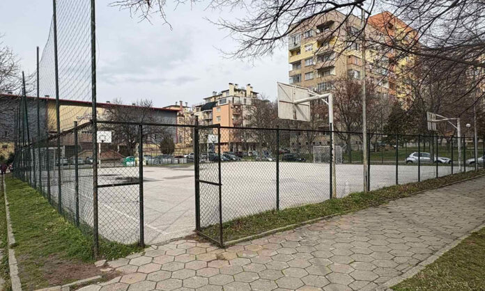 Две фирми с оферти за ремонта на спортната площадка в ж. к. „Запад“
