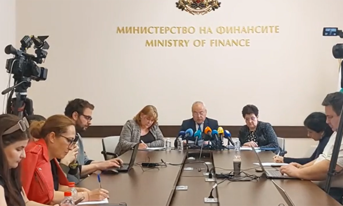 Увеличават пенсиите, режат от заплатата на държавниците, не вдигат данъци
