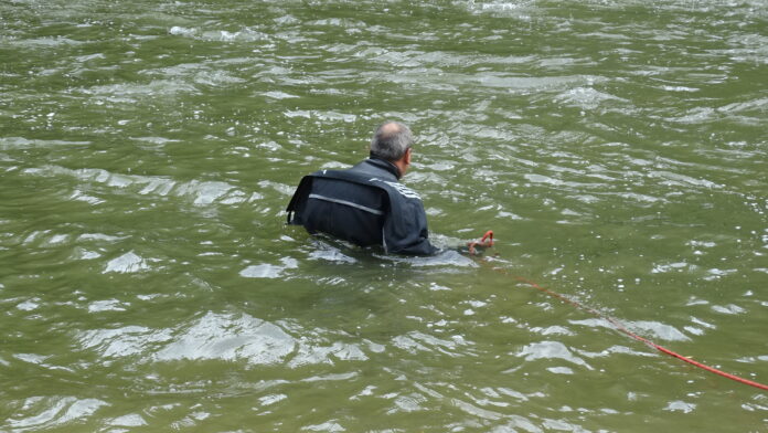 Пожарникари, полицаи и водолази спасиха 17-годишно момче в с. Шемшево