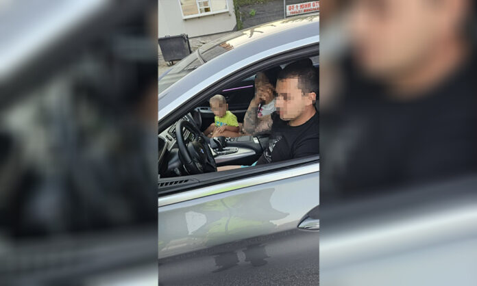 Баща позволи на малолетния си син да управлява автомобил