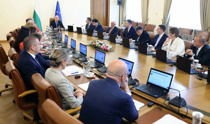 Радев: Бюджет 2026 наследява рекорден разходен натиск и дългови практики, сивата икономика достига 35% от БВП