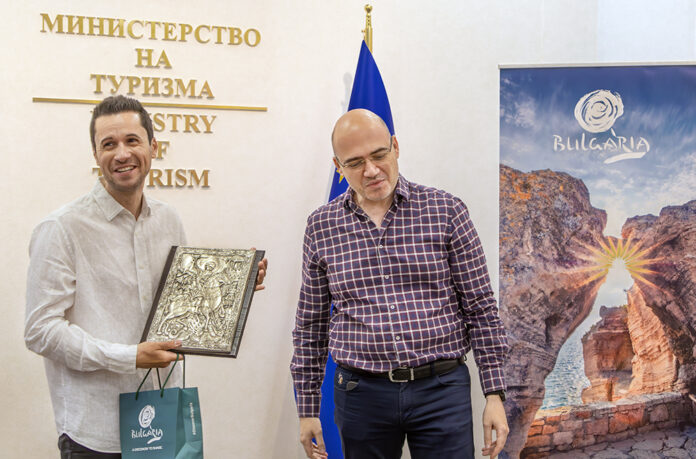 Почетна грамота и икона за Георги Колевичин от Разлог, покорил Еверест