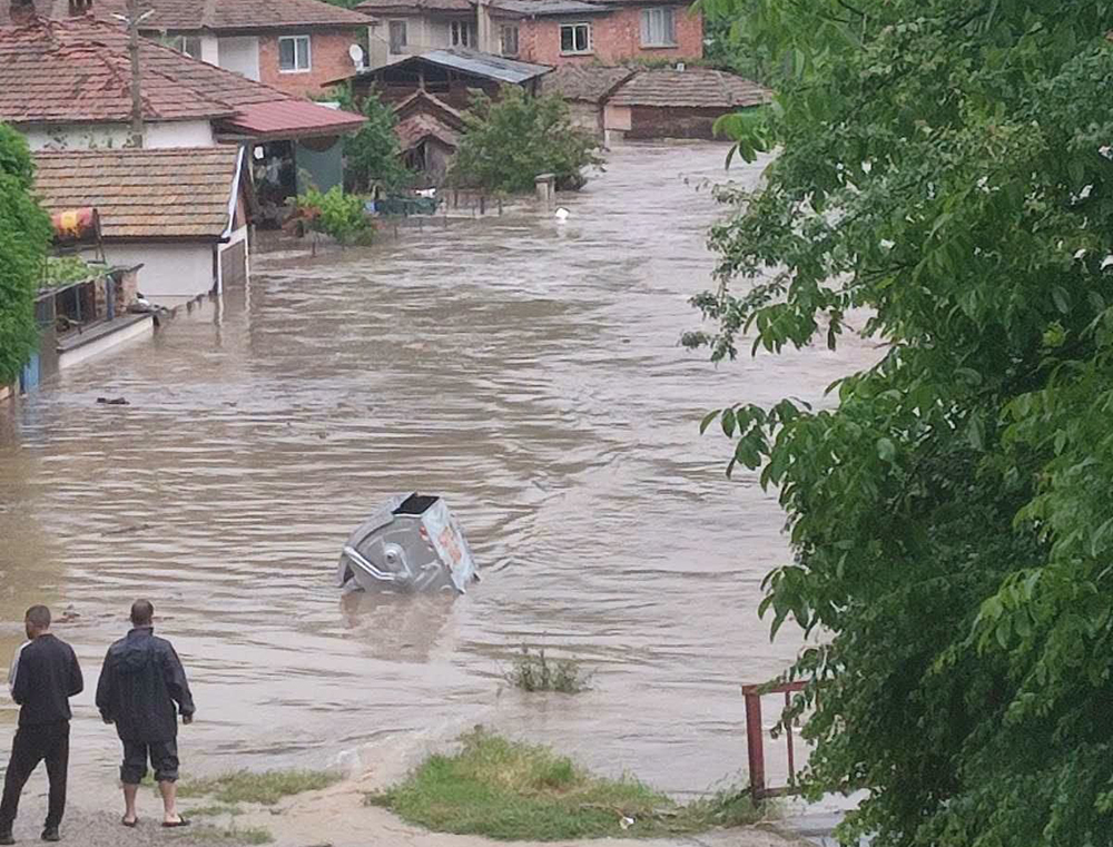 30 къщи са наводнени в село Тича след преливане на реката 30 къщи са наводнени в село Тича след преливане на реката - Инфомрежа