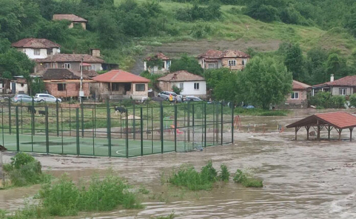 30 къщи са наводнени в село Тича след преливане на реката