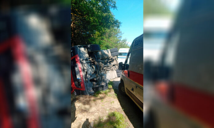 С тежки травми е водачът на преобърналия се край Дъбница камион