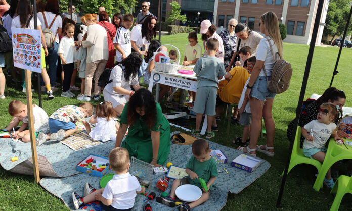 Фестивалът „Играй с мен, бъди ми приятел!“ събра десетки деца в Благоевград