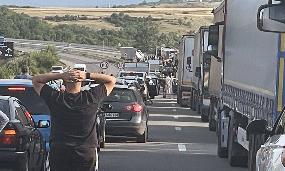 Камион се вряза в друг тежкотоварен автомобил на АМ „Струма“ Камион се вряза в друг тежкотоварен автомобил на АМ "Струма" - Инфомрежа