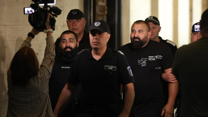 Апелативният съд остави в ареста двама от групата на „Калашниците“