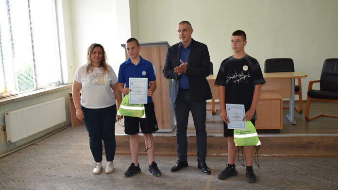 Ученици от Радомир върнаха портфейл с 400 евро и документи