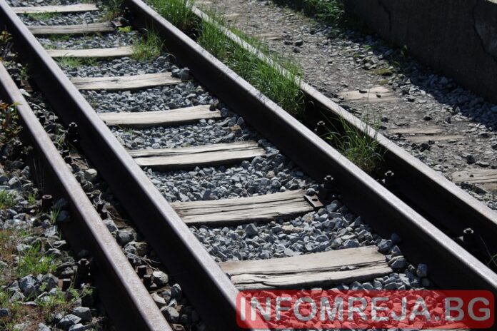 Двама 17-годишни пострадаха от токов удар върху товарен вагон