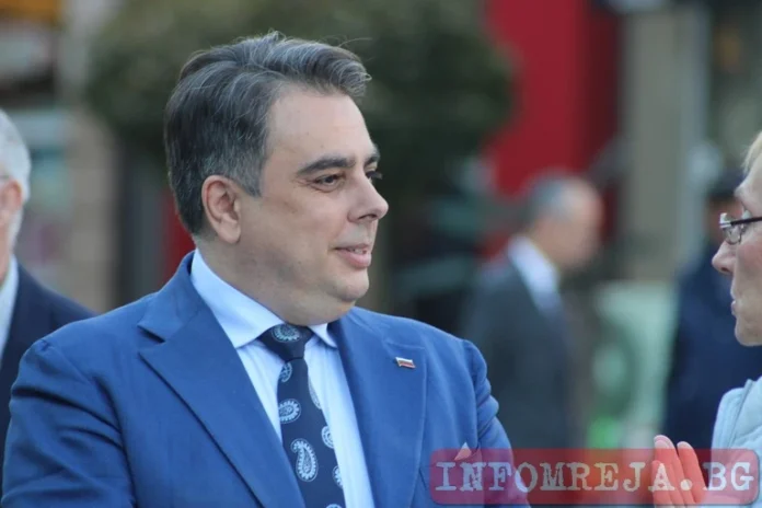 Асен Василев: ГЕРБ ни държаха на постна пица, Радев ни сложи на капково напояване