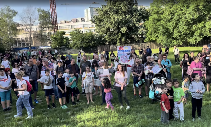 180 жители на „Красно село“ протестираха срещу застрояването на „Поляната с Бабуната“