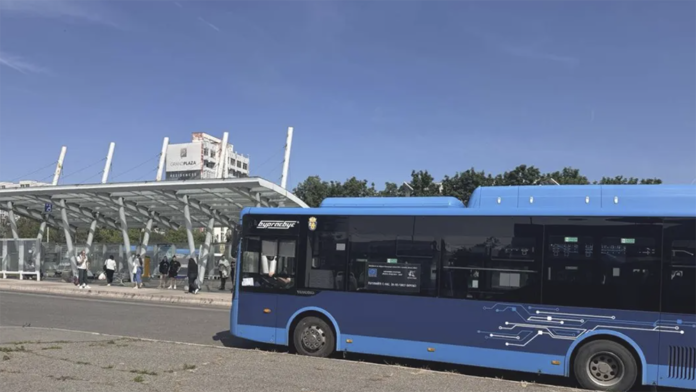 Мъж заплаши кондукторка с нож и опита да отвлече автобус в Бургас