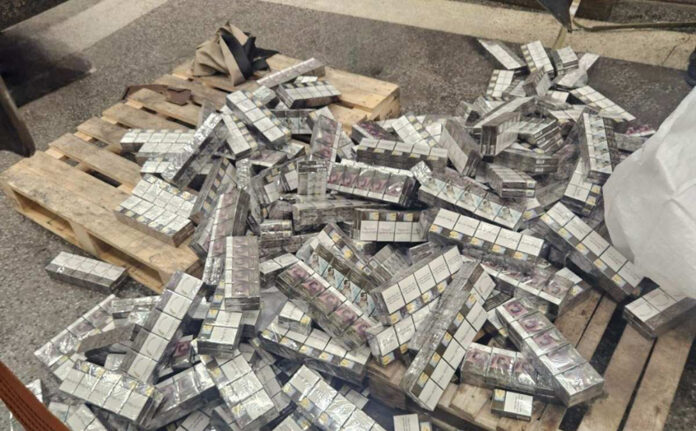 Празен резервоар на турски автобус с 37 пътници се оказа тайник за нелегална стока