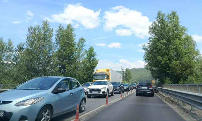 Временно ограничено движение по АМ „Струма“ към Кулата заради свръхнатоварен трафик