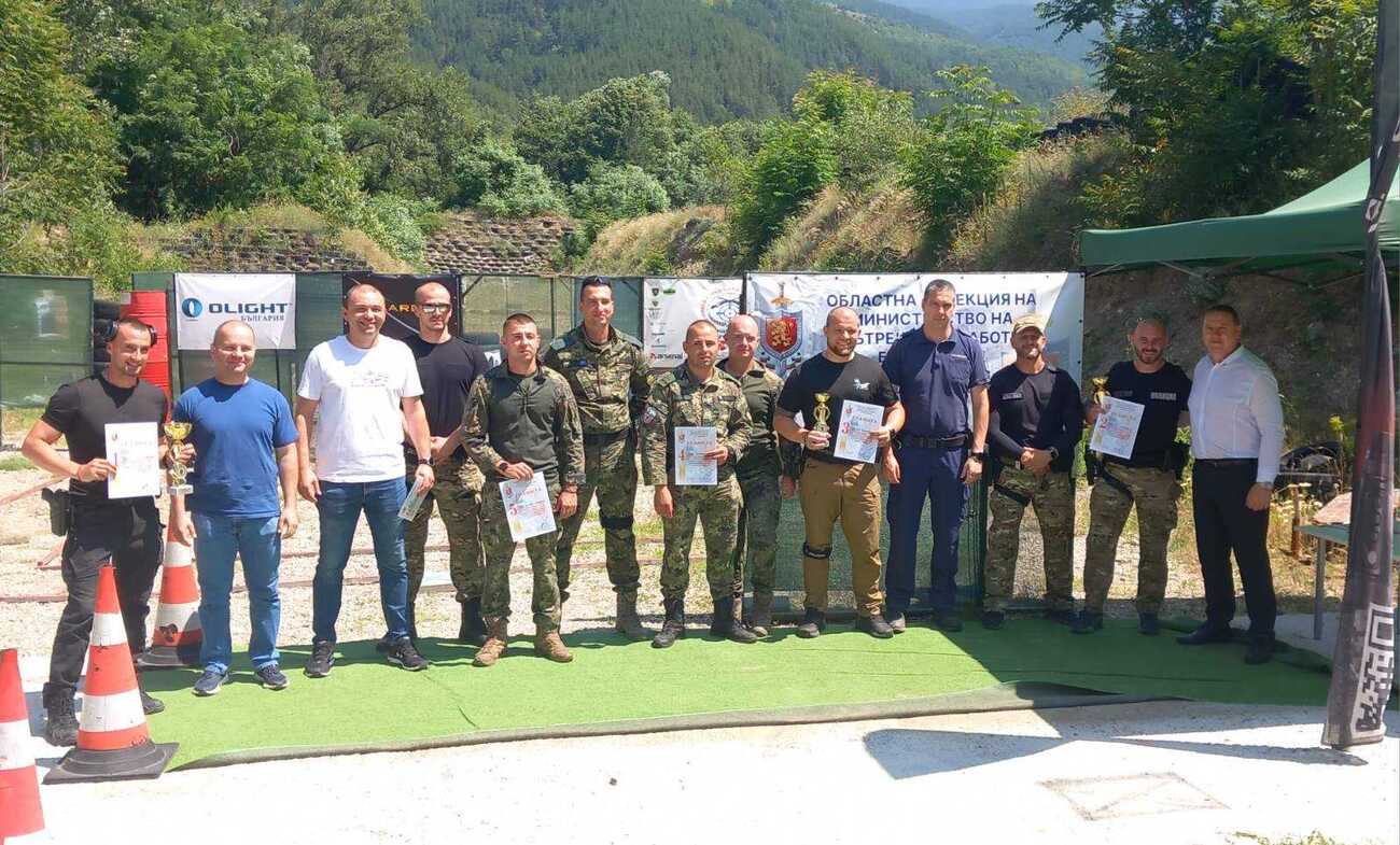 ОДМВР-Благоевград отбеляза празника си с водосвет, цветя, отличия и турнир по стрелба ОДМВР-Благоевград отбеляза празника си с водосвет, цветя, отличия и турнир по стрелба - Инфомрежа