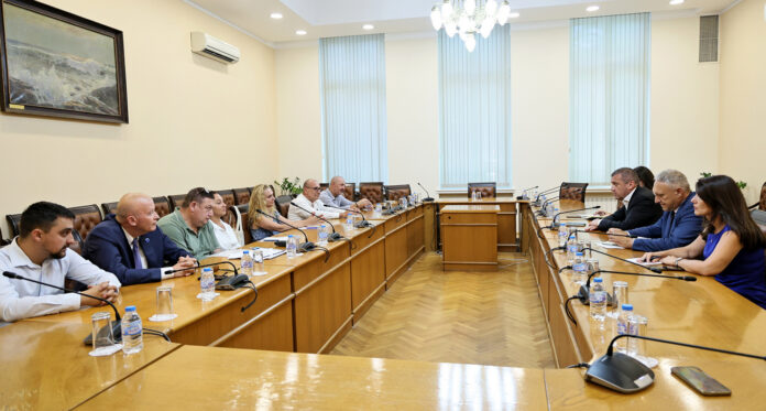 Нови мерки срещу войната по пътищата: Георги Пеев обсъди реформите с близки на жертви