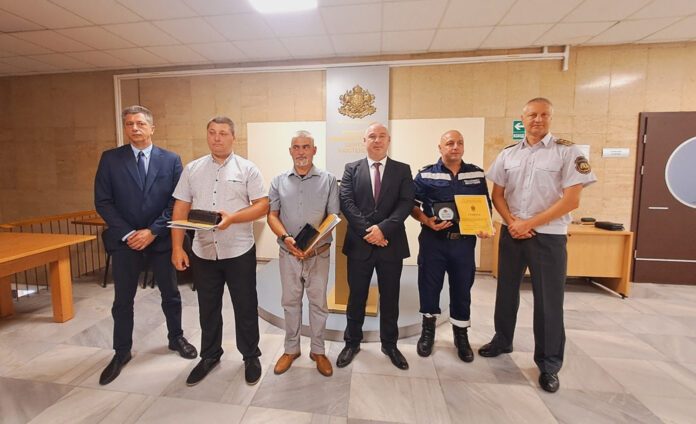 Пожарникар и доброволци получиха признание за издирвателната акция край Пастух