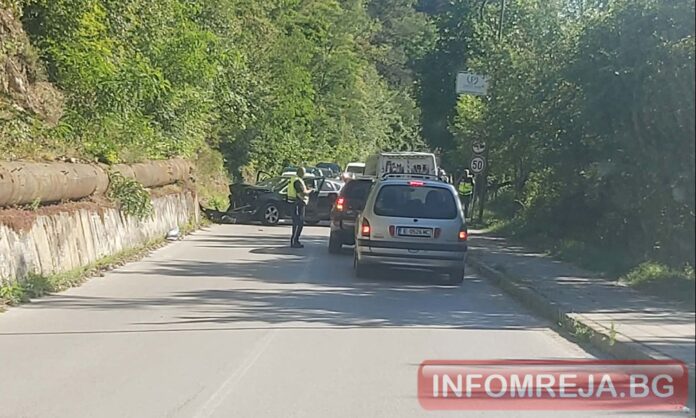 Катастрофа на пътя за Бачиново: Автомобил се заби в подпорна стена