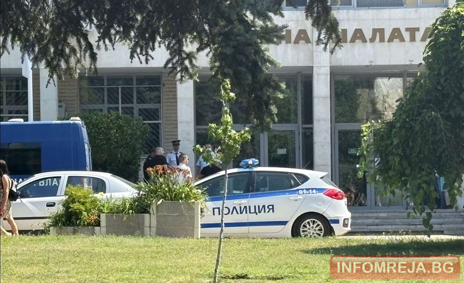 Бомбените заплахи продължават: Евакуираха за кратко сградите на Общината и Съдебната палата в Благоевград Бомбените заплахи продължават: Евакуираха за кратко сградите на Общината и Съдебната палата в Благоевград - Инфомрежа