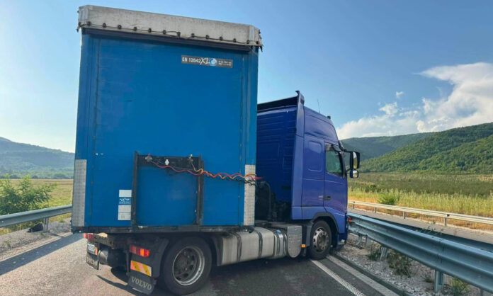 Камион с изпилени гуми самокатастрофира при Ботевград