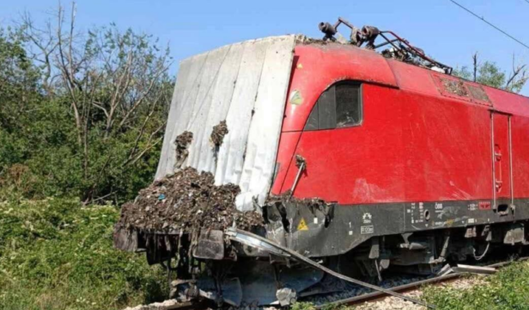 Влак с два локомотива удари товарен автомобил на прелез