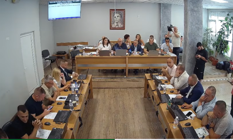 Председателят на ОбС-Сандански подаде оставка преди да го отстранят, съветниците изпаднаха в процедурен хаос