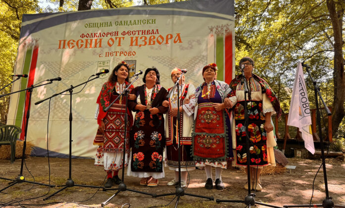 „Песни от извора“ събра над 30 състава в Петрово